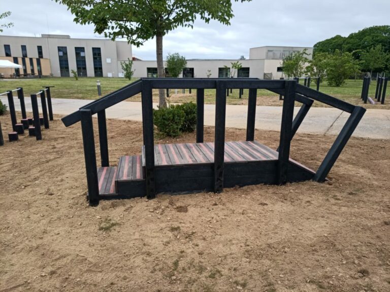 Escalier-avec-rampe-pour-PMR-Plastique-recyclC